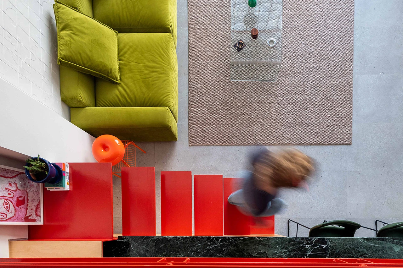 escalier en acier rouge dans loft