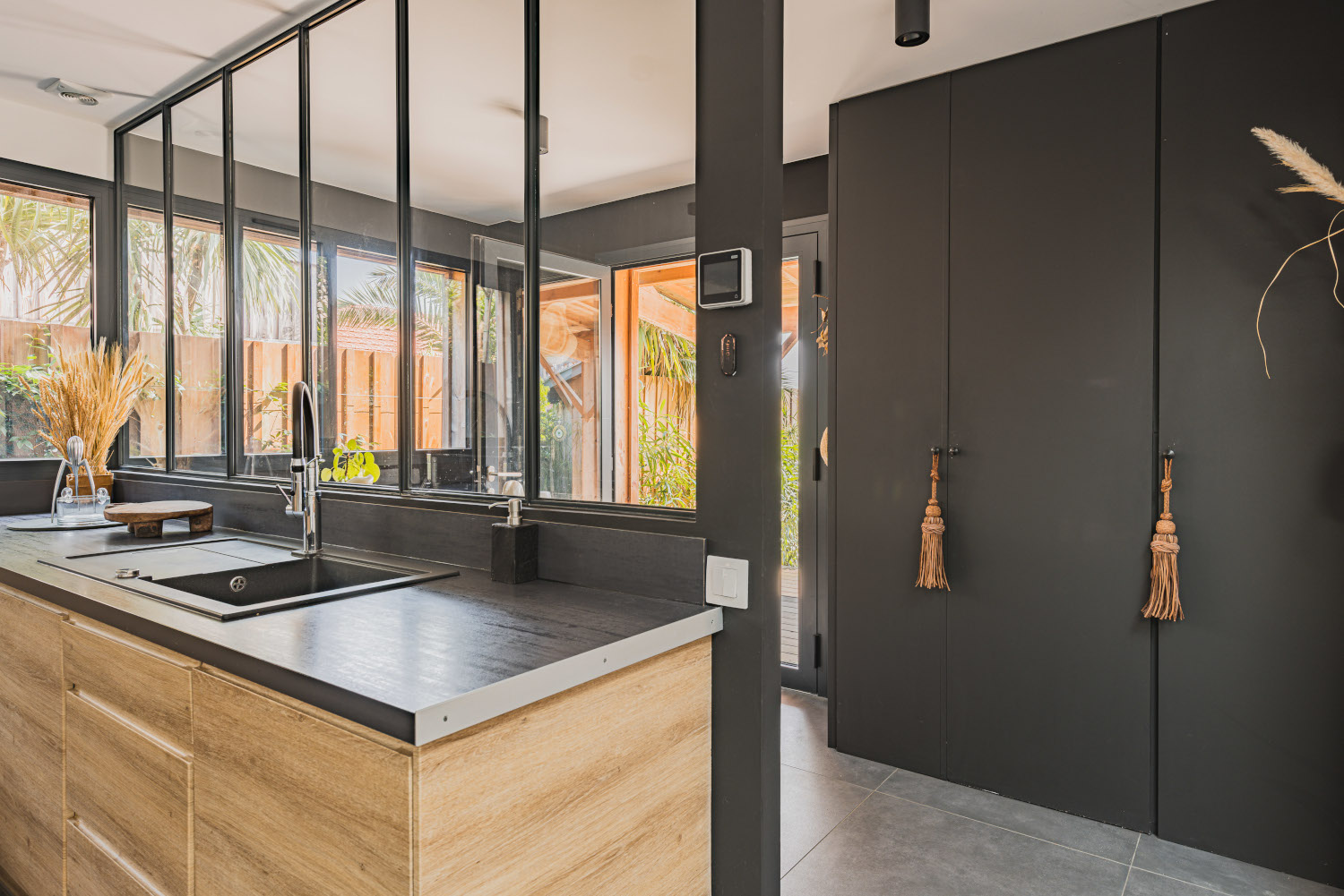 cuisine bois et noir maison en bois Photo : © Jean Philippe Bellon cuisine bois et noir maison en bois Photo : © Jean Philippe Bellon