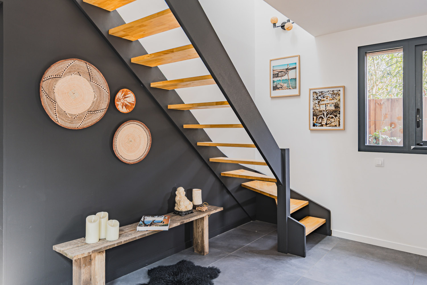 escalier bois et noir maison en bois Photo : © Jean Philippe Bellon escalier bois et noir maison en bois Photo : © Jean Philippe Bellon