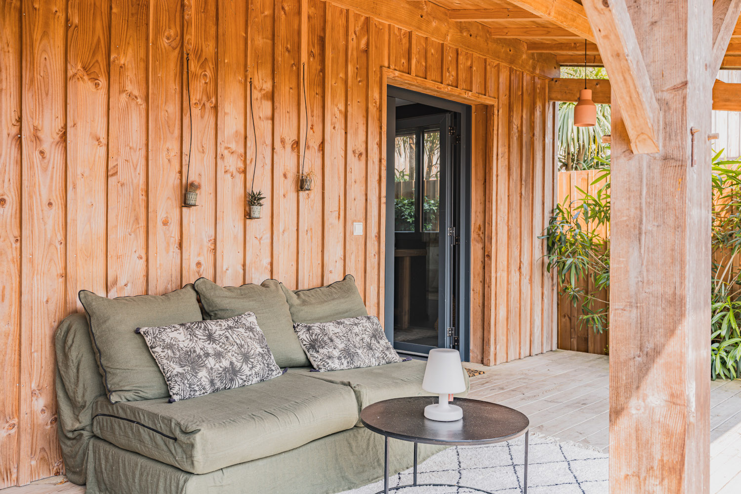 terrasse abritée maison en bois Photo : © Jean Philippe Bellon terrasse abritée maison en bois Photo : © Jean Philippe Bellon