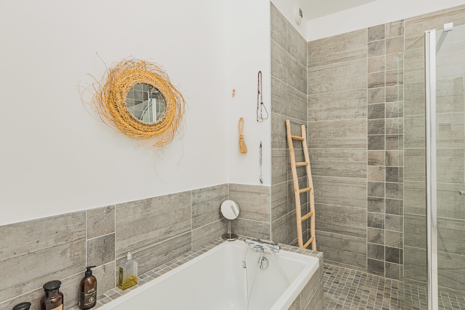 salle de bain grise décoration ethnique chic Photo : © Jean Philippe Bellon salle de bain grise décoration ethnique chic Photo : © Jean Philippe Bellon