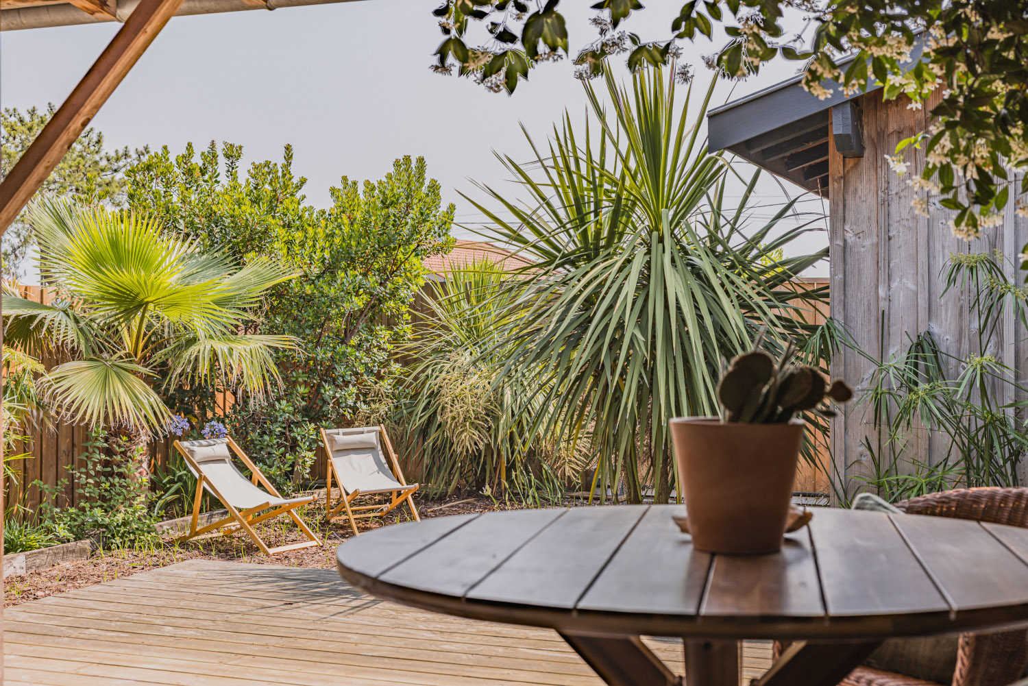 jardin et terrasse abritée maison en bois Photo : © Jean Philippe Bellon jardin et terrasse abritée maison en bois Photo : © Jean Philippe Bellon