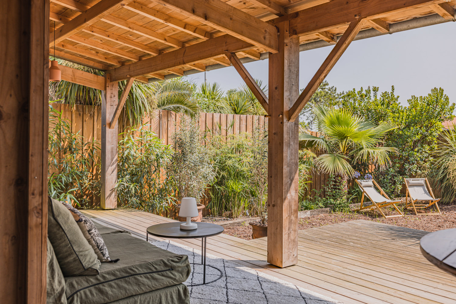 terrasse abritée maison en bois Photo : © Jean Philippe Bellon terrasse abritée maison en bois Photo : © Jean Philippe Bellon