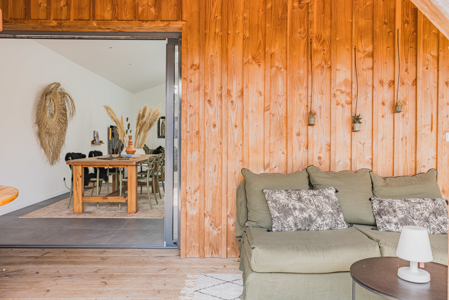 terrasse abritée maison en bois Photo : © Jean Philippe Bellon terrasse abritée maison en bois Photo : © Jean Philippe Bellon
