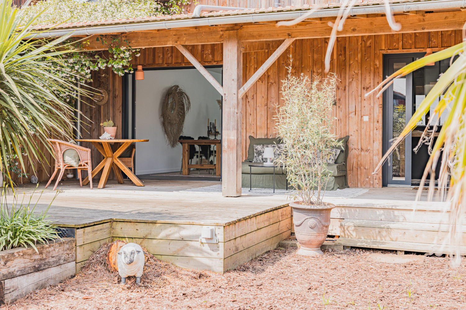 terrasse abritée maison en bois Photo : © Jean Philippe Bellon terrasse abritée maison en bois Photo : © Jean Philippe Bellon