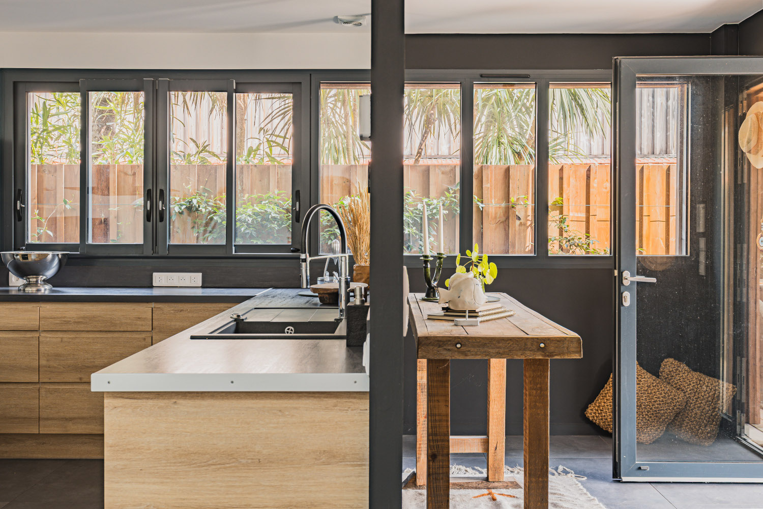 cuisine bois et noir maison en bois Photo : © Jean Philippe Bellon cuisine bois et noir maison en bois Photo : © Jean Philippe Bellon