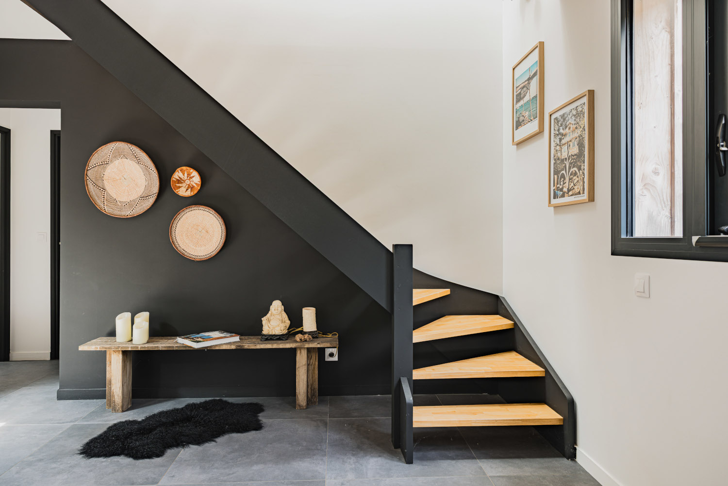 escalier bois et noir maison en bois Photo : © Jean Philippe Bellon escalier bois et noir maison en bois Photo : © Jean Philippe Bellon