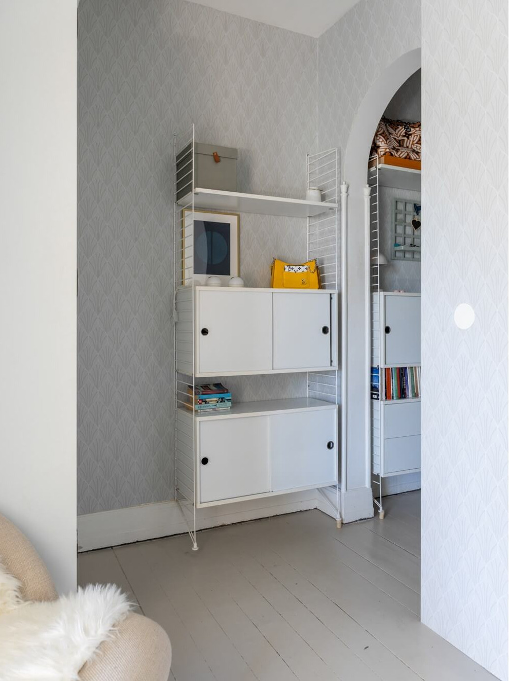 couloir avec étagère String couloir avec étagère String