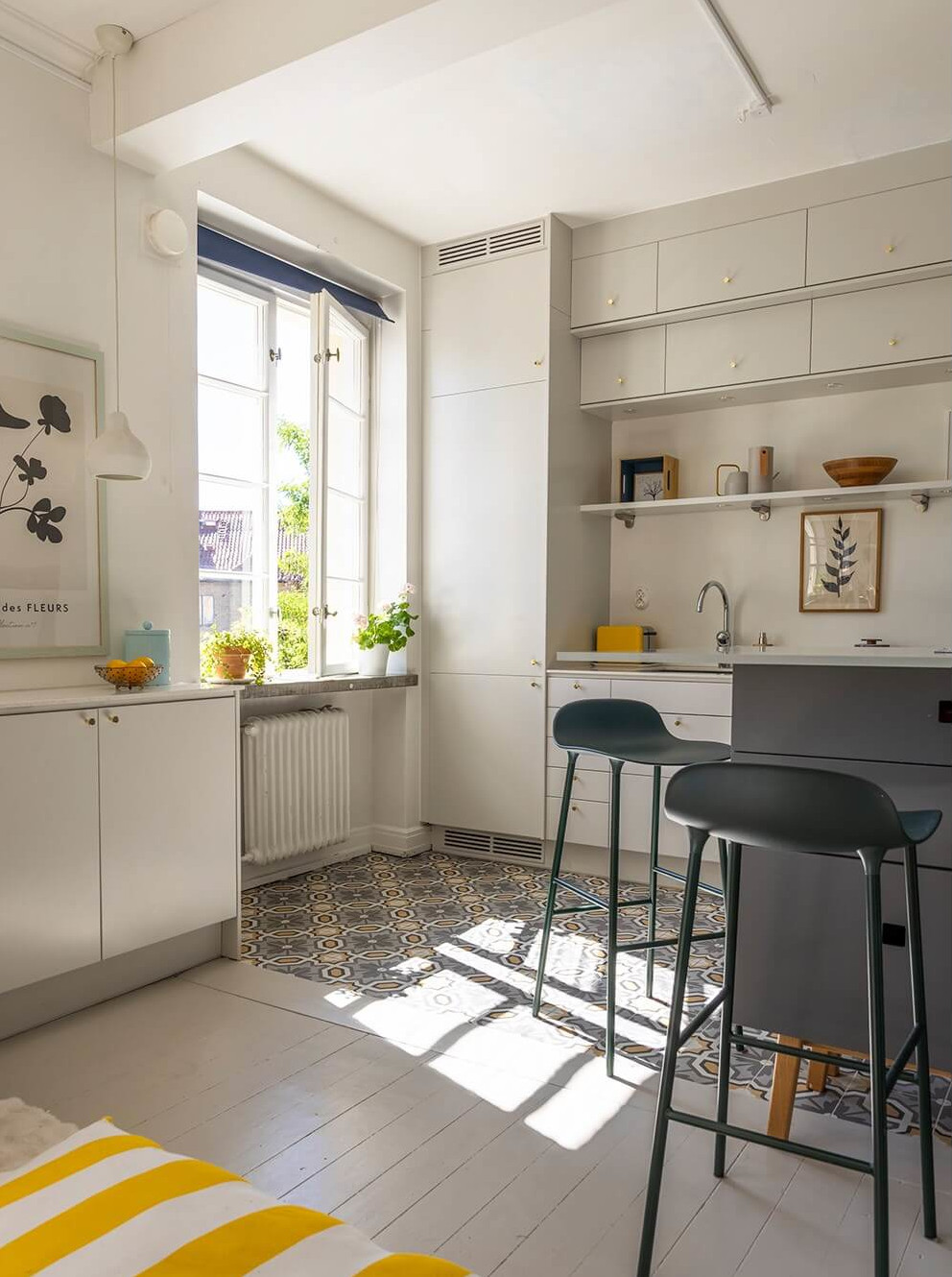 cuisine ouverte carreaux de ciment gris et jaune sur salon décoration scandinave cuisine ouverte carreaux de ciment gris et jaune sur salon décoration scandinave