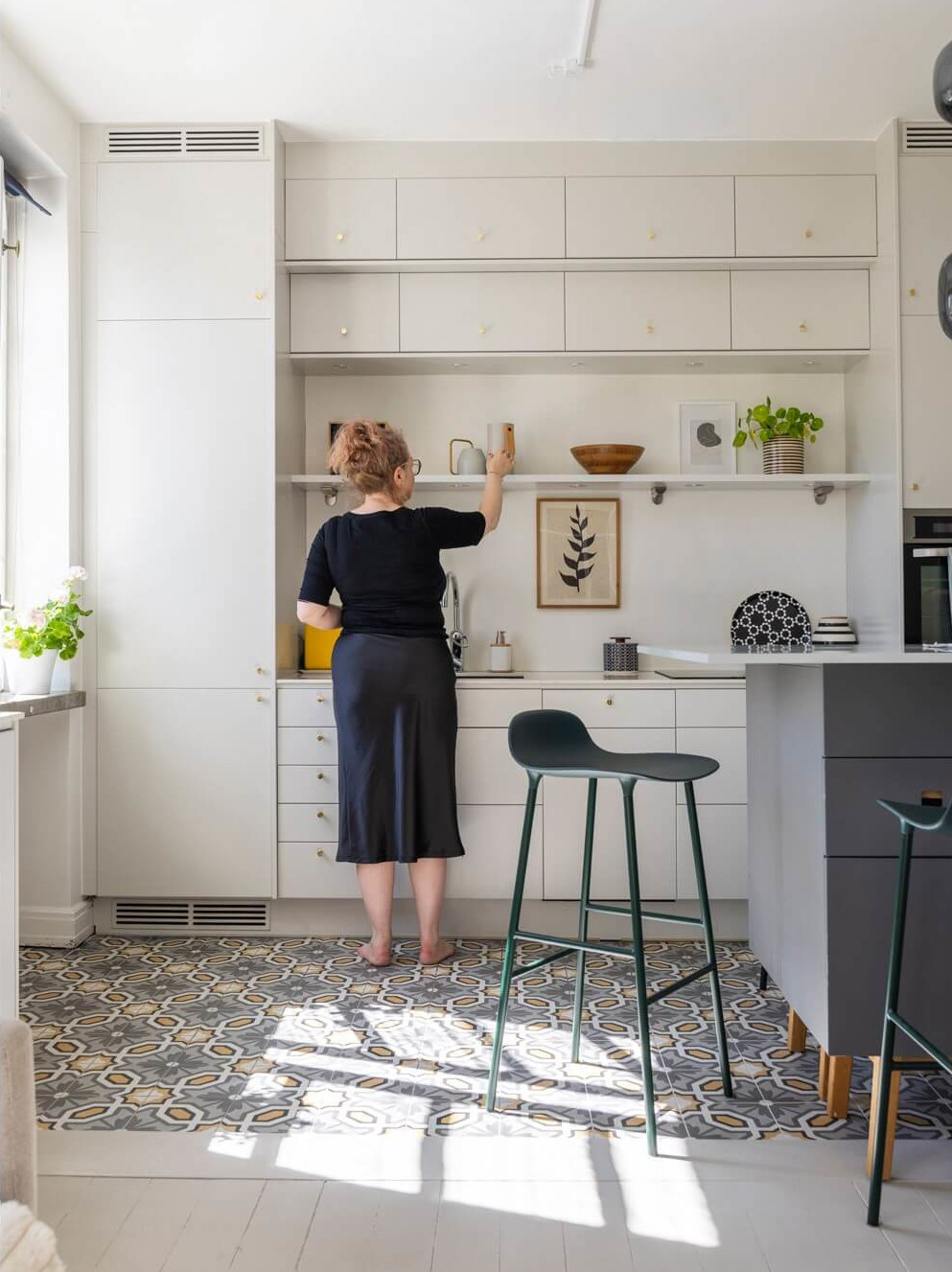 cuisine ouverte carreaux de ciment gris et jaune sur salon décoration scandinave cuisine ouverte carreaux de ciment gris et jaune sur salon décoration scandinave