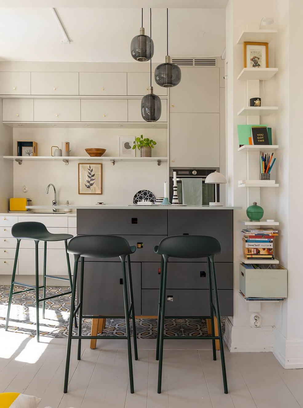 cuisine ouverte carreaux de ciment gris et jaune sur salon décoration scandinave cuisine ouverte carreaux de ciment gris et jaune sur salon décoration scandinave