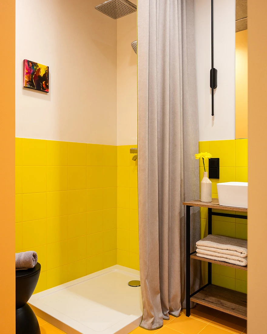 salle de bain jaune petit appartement décoration design et colorée