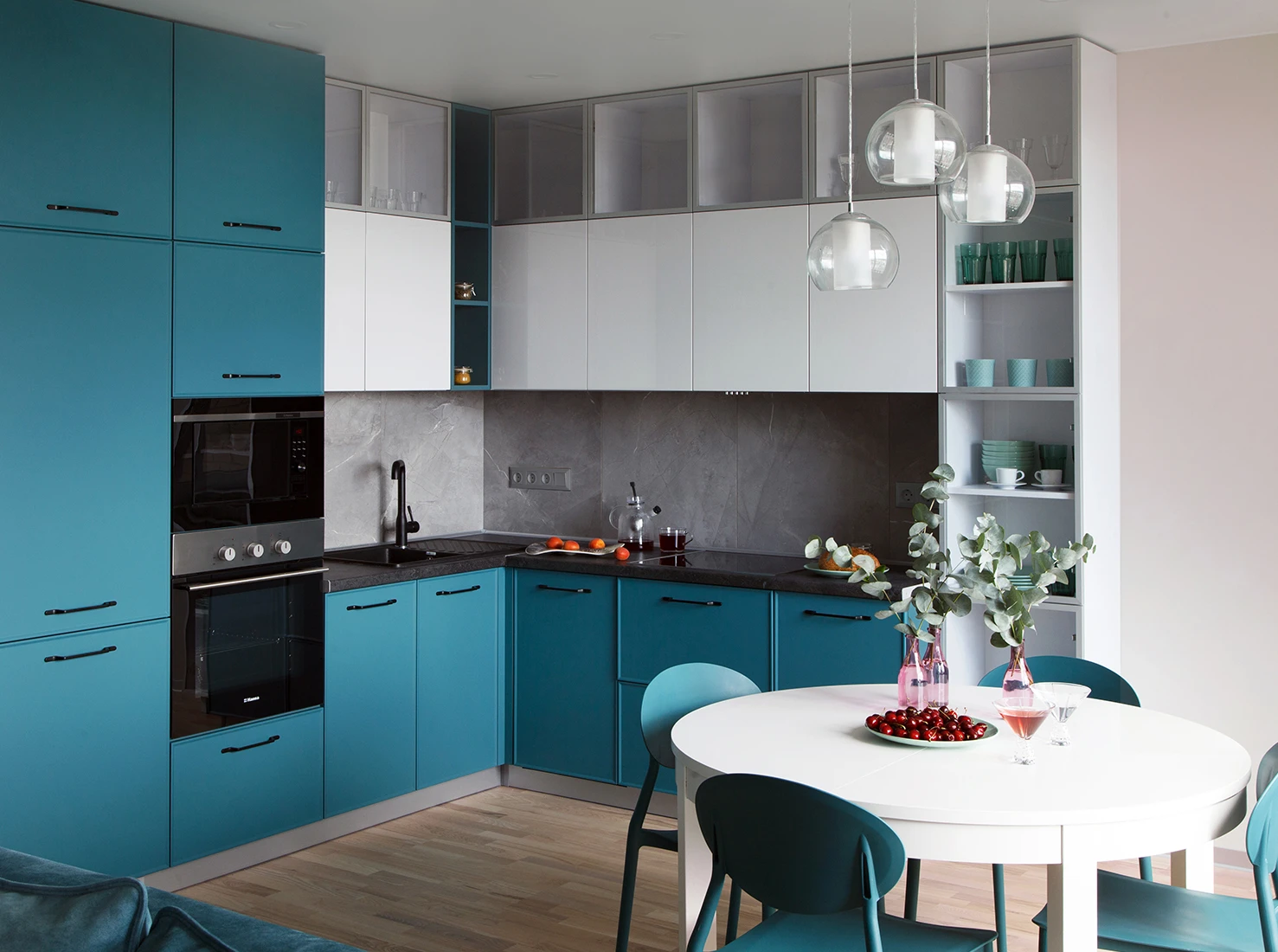 cuisine en L avec espace repas studio 50m2 avec alcôve décoration bleue cuisine en L avec espace repas studio 50m2 avec alcôve décoration bleue
