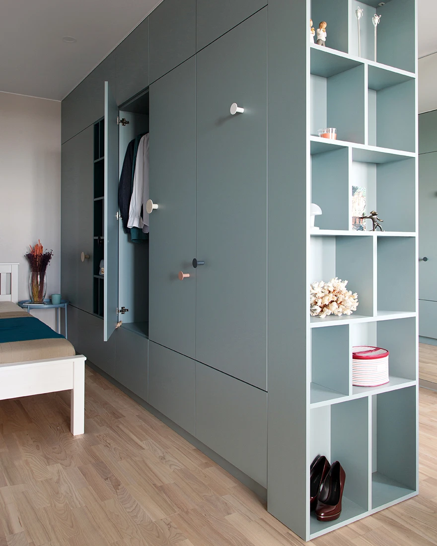 studio 50m2 avec chambre alcôve décoration bleue et placards studio 50m2 avec chambre alcôve décoration bleue et placards