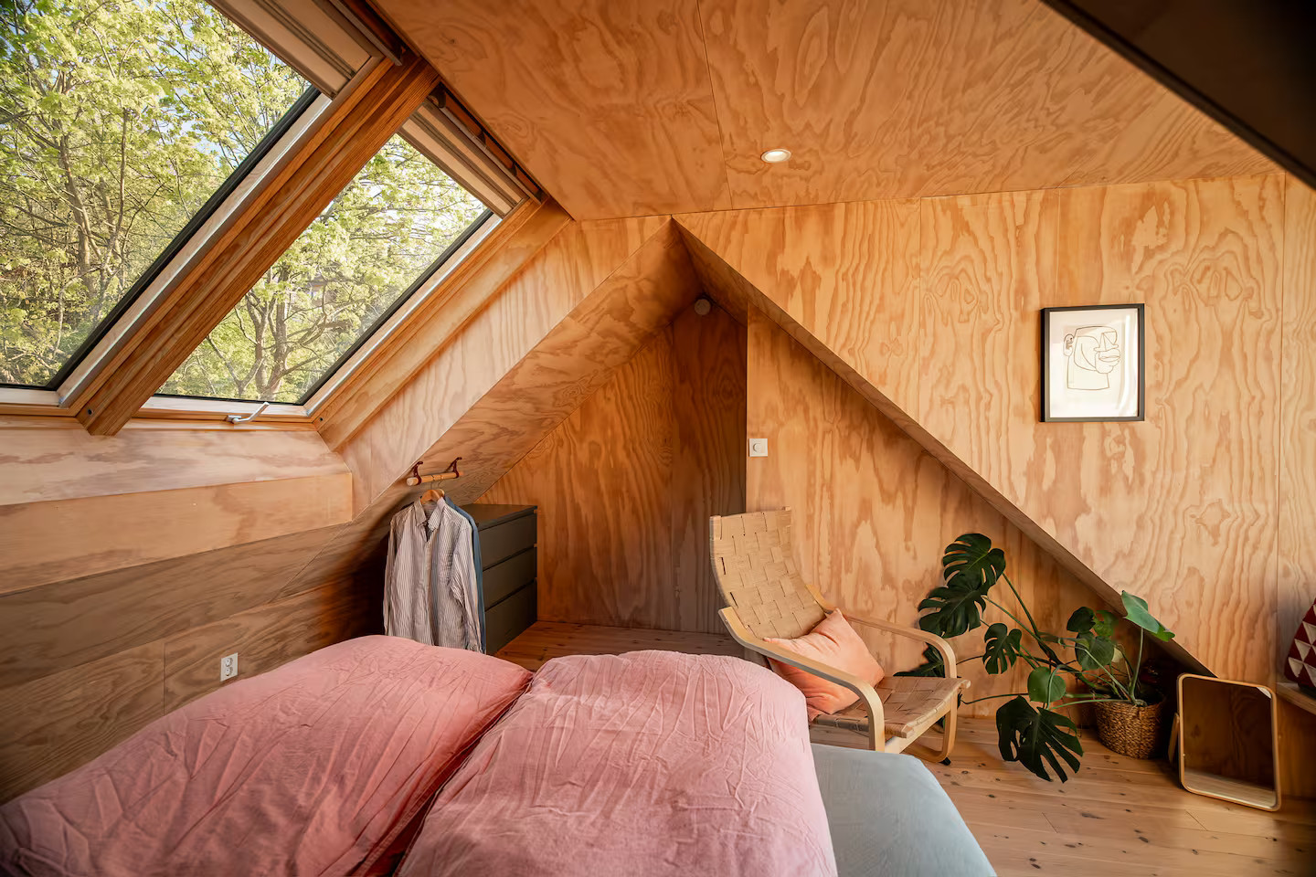 chambre mansardée murs bois petite maison 40m2