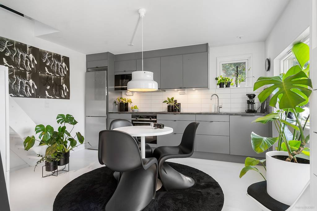 cuisine grise et salle à manger décoration noire et blanche petite maison de 49m2 cuisine grise et salle à manger décoration noire et blanche petite maison de 49m2