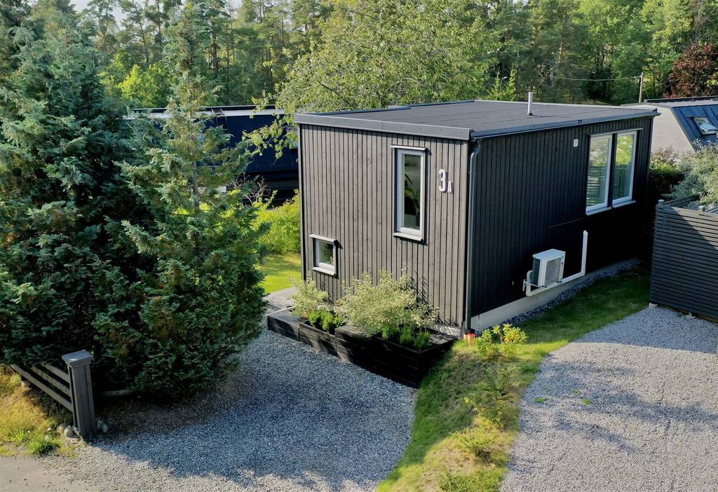 petite maison de 49m2 façade bois noir petite maison de 49m2 façade bois noir