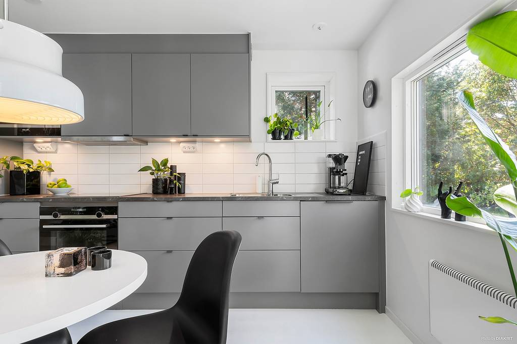 cuisine grise et salle à manger décoration noire et blanche petite maison de 49m2 cuisine grise et salle à manger décoration noire et blanche petite maison de 49m2