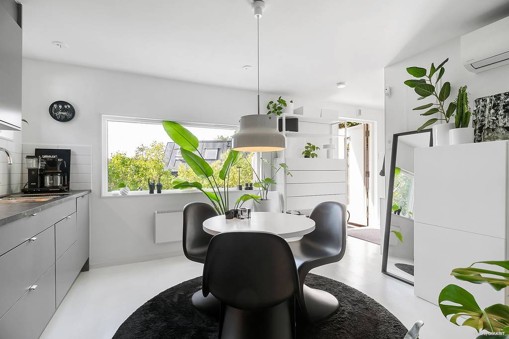 cuisine grise et salle à manger décoration noire et blanche petite maison de 49m2 cuisine grise et salle à manger décoration noire et blanche petite maison de 49m2