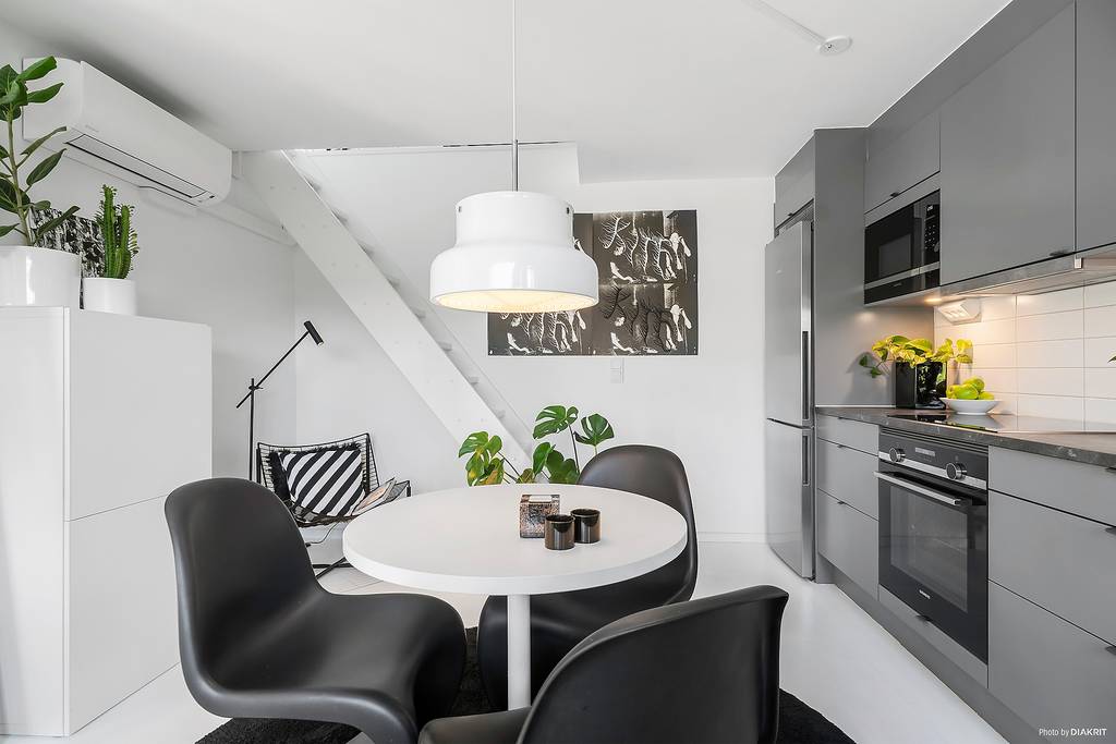 cuisine grise et salle à manger décoration noire et blanche petite maison de 49m2 cuisine grise et salle à manger décoration noire et blanche petite maison de 49m2