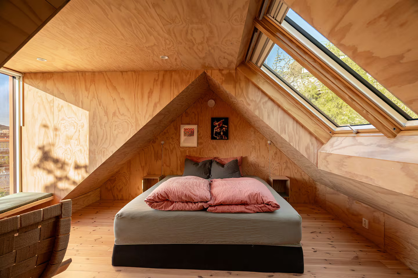 chambre mansardée murs bois petite maison 40m2 sur le toit Oslo