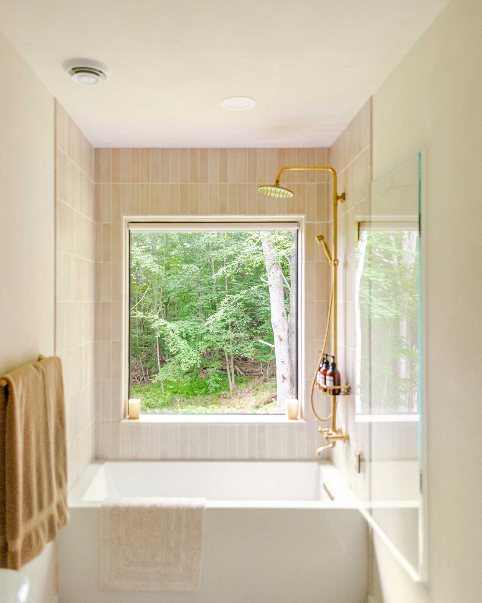 salle de bain beige avec fenêtre et baignoire salle de bain beige avec fenêtre et baignoire