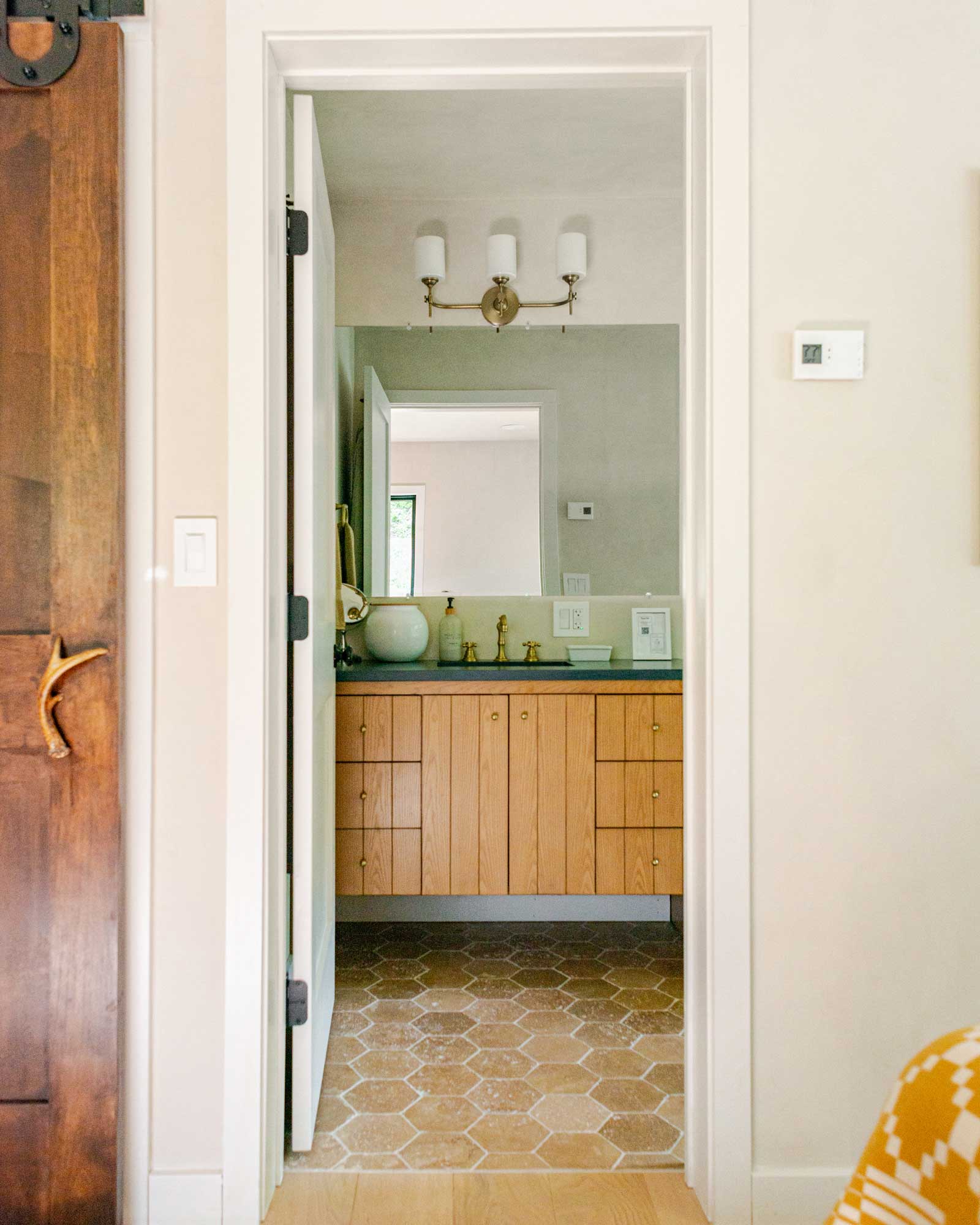 salle de bain verte et bois sol tomettes salle de bain verte et bois sol tomettes
