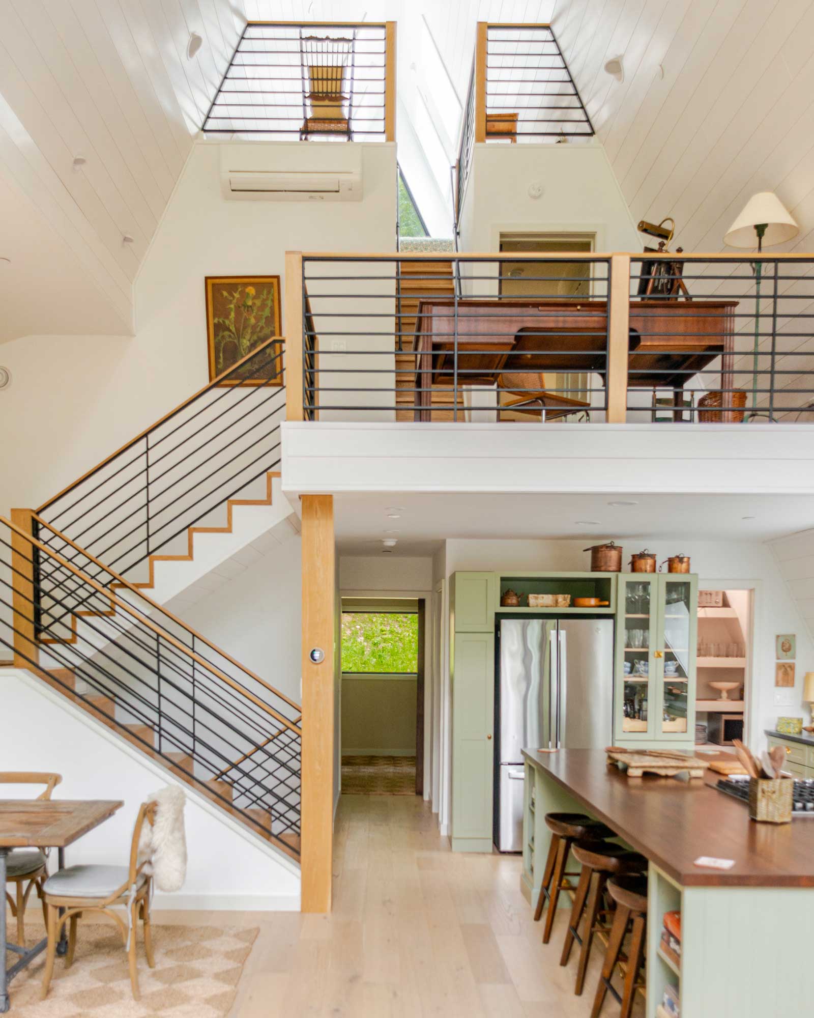 escalier trois niveaux maison A-Frame Moonlight Mountain House escalier trois niveaux maison A-Frame Moonlight Mountain House