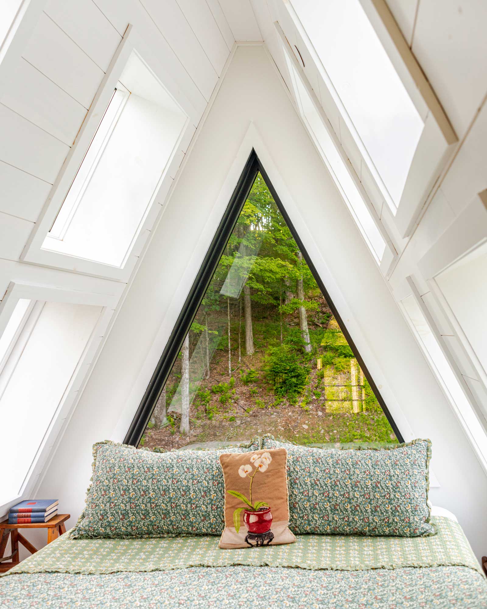 chambre mansardée pignon vitré maison A-Frame Moonlight Mountain House chambre mansardée pignon vitré maison A-Frame Moonlight Mountain House