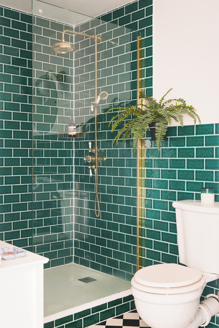 salle de bain rétro carrelage vert sol à damier blanc et noir salle de bain rétro carrelage vert sol à damier blanc et noir
