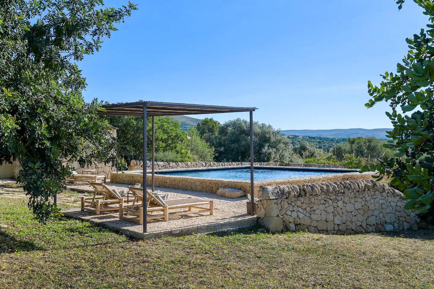 piscine et terrasse avec pergola maison en pierres Le Casuzze Sicile