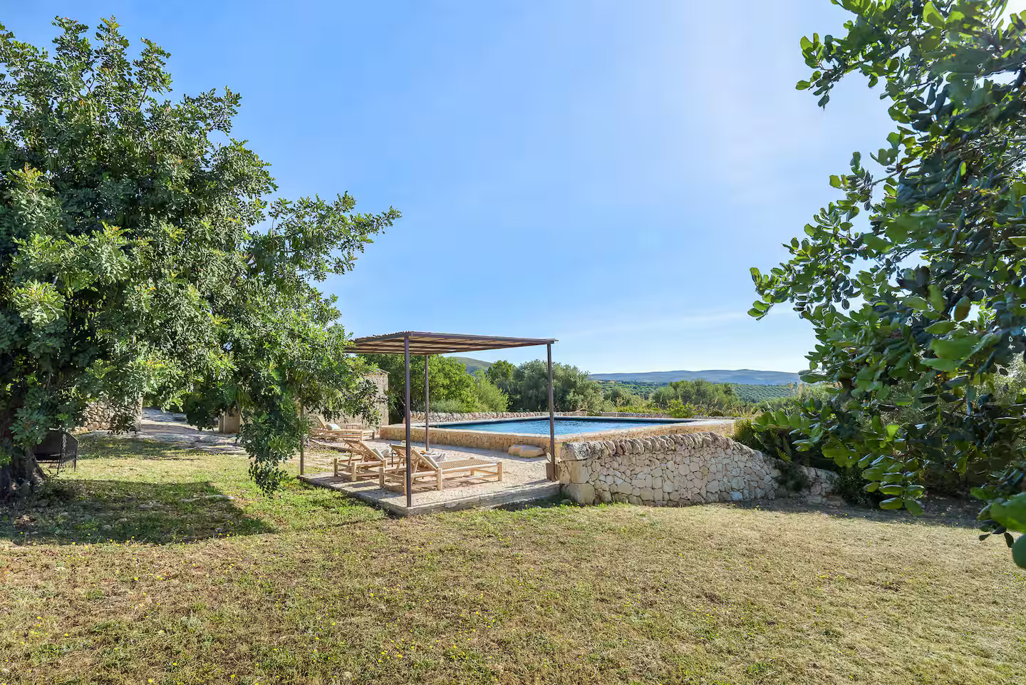 piscine et terrasse avec pergola maison en pierres Le Casuzze Sicile