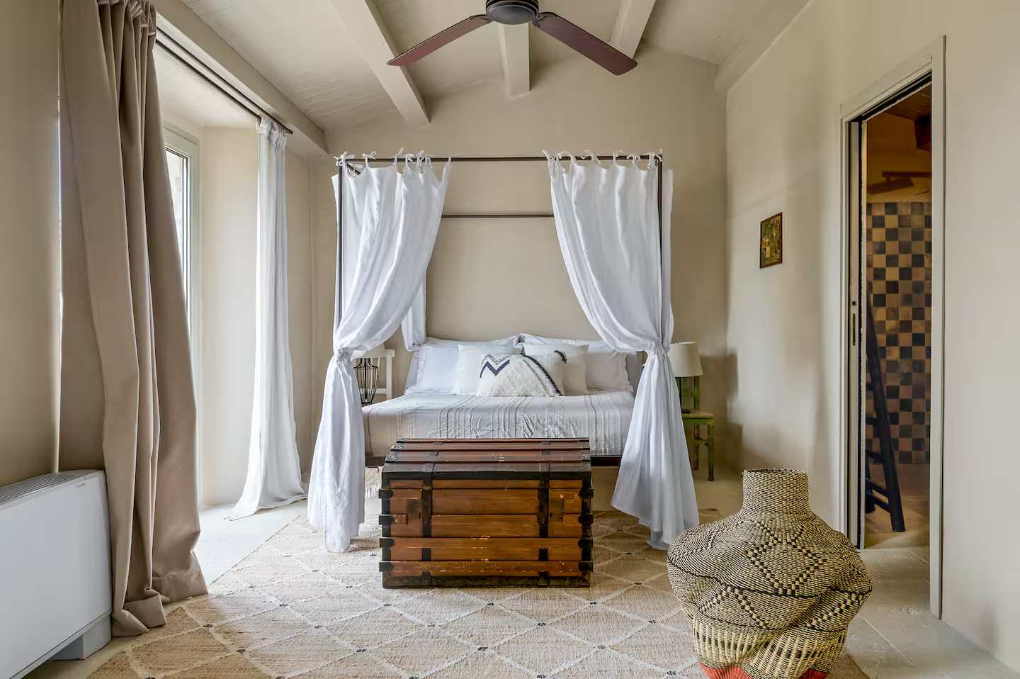 chambre avec lit à baldaquin Le Casuzze Sicile