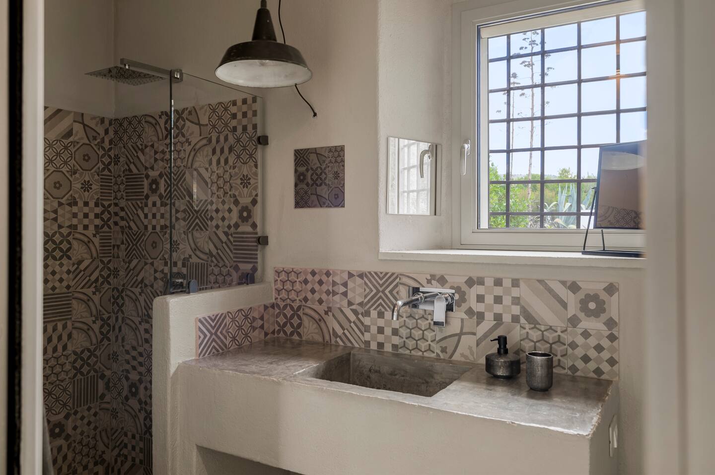 salle de bain rustique chic Le Casuzze Sicile