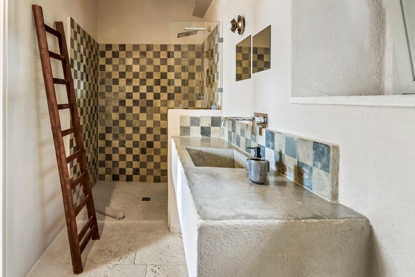 salle de bain rustique chic Le Casuzze Sicile