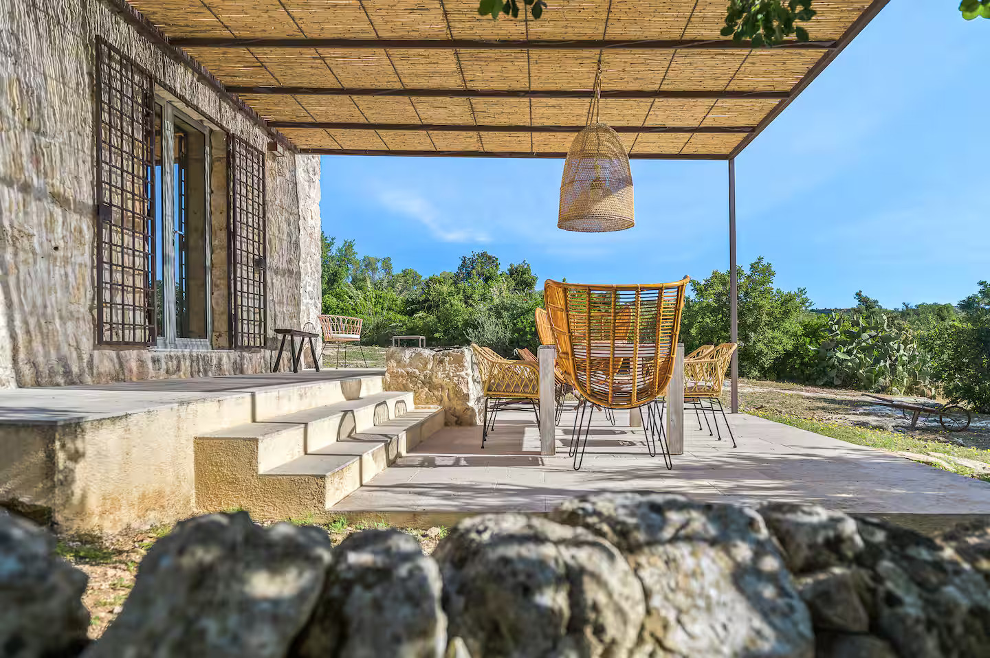 terrasse avec pergola maison en pierres Le Casuzze Sicile