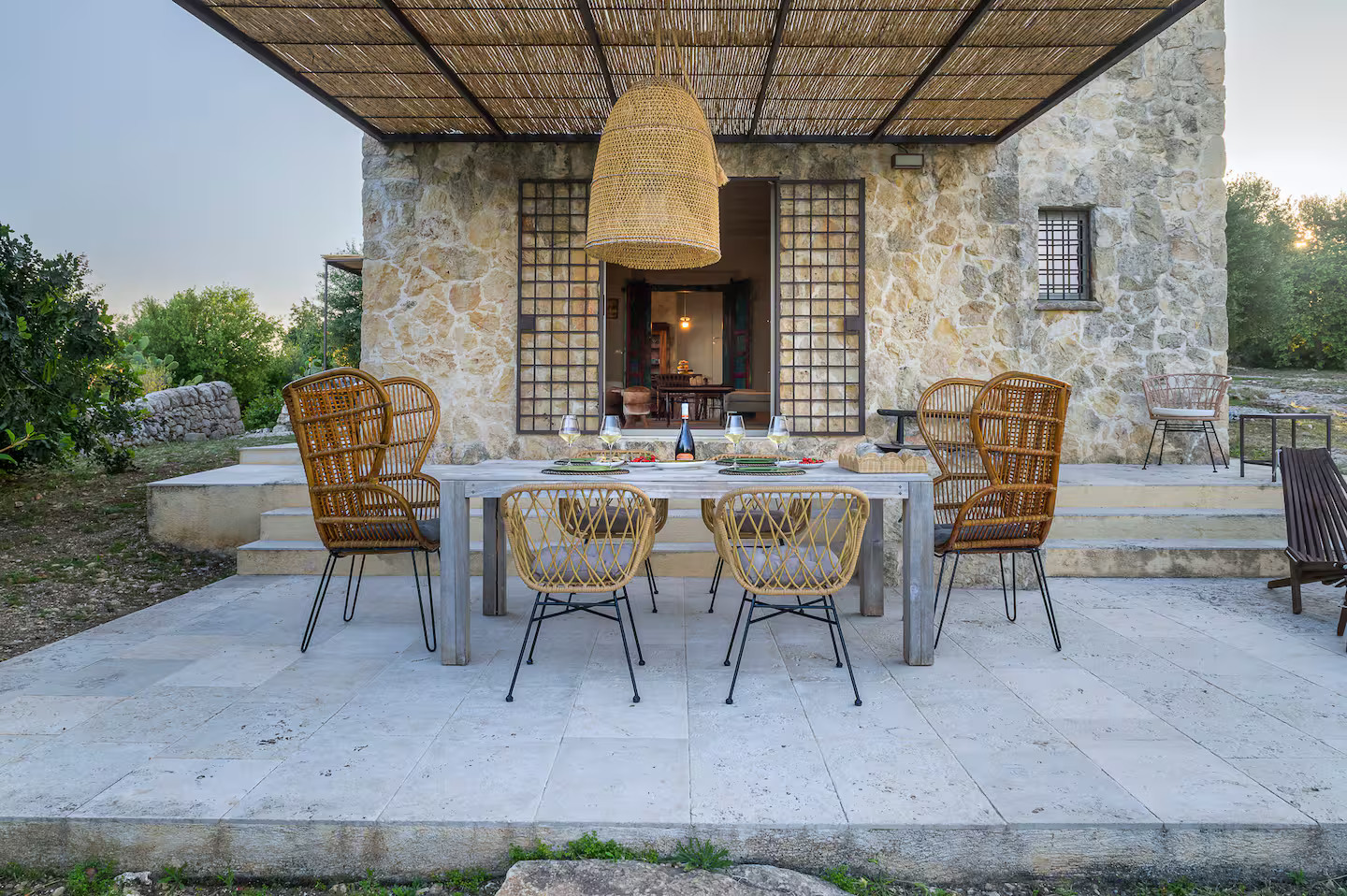 terrasse avec pergola maison en pierres Le Casuzze Sicile
