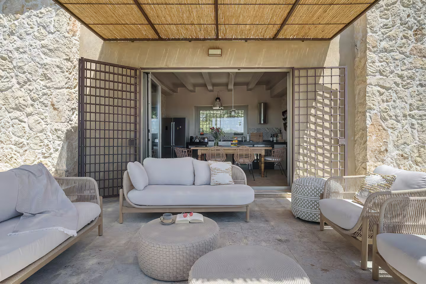 terrasse avec pergola maison en pierres Le Casuzze Sicile
