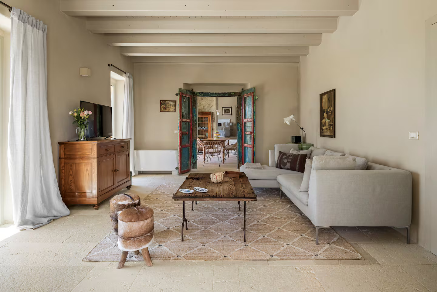 salon avec poutres maison en pierres Le Casuzze Sicile