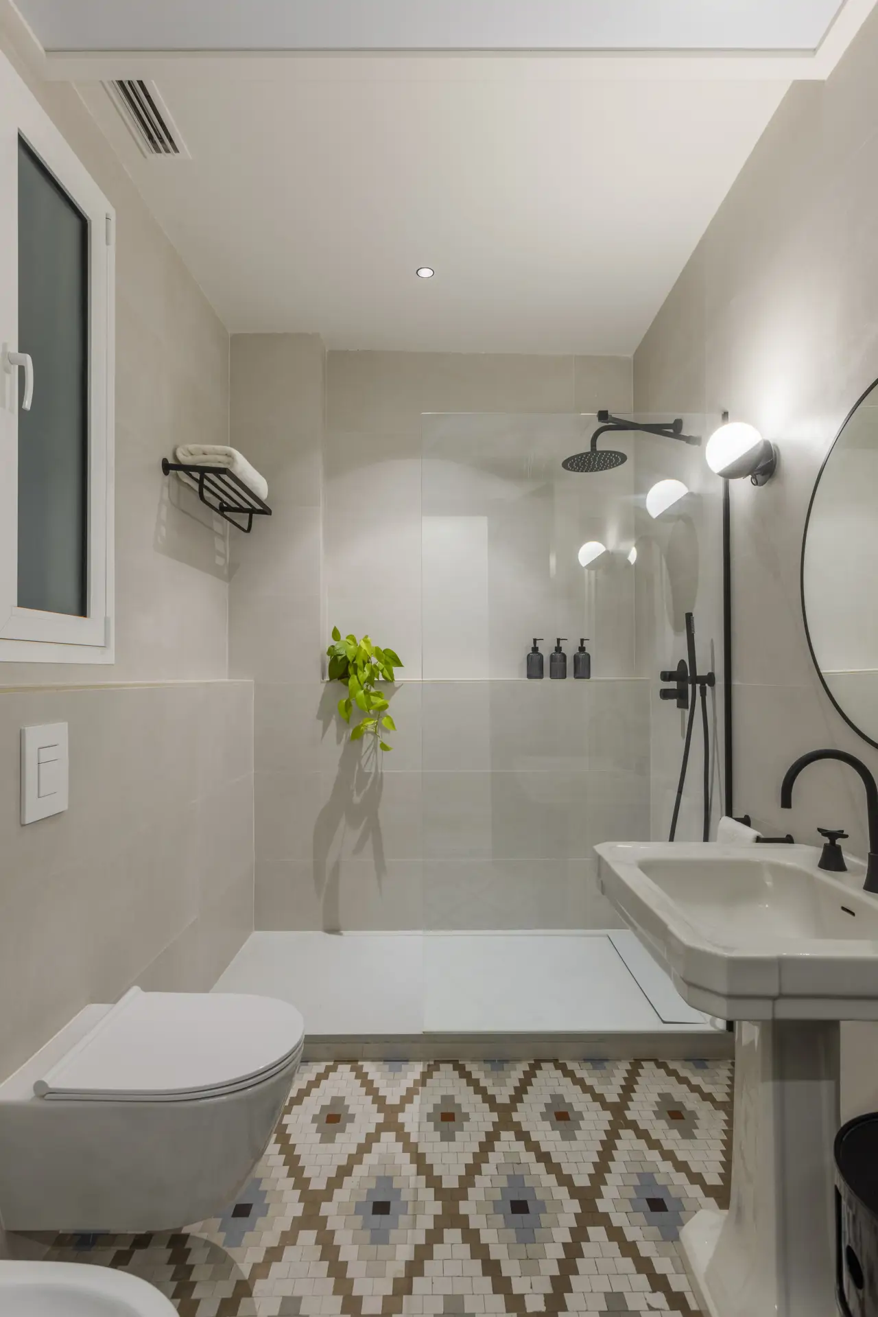 salle de bain moderne appartement rénové sol céramique Nolla