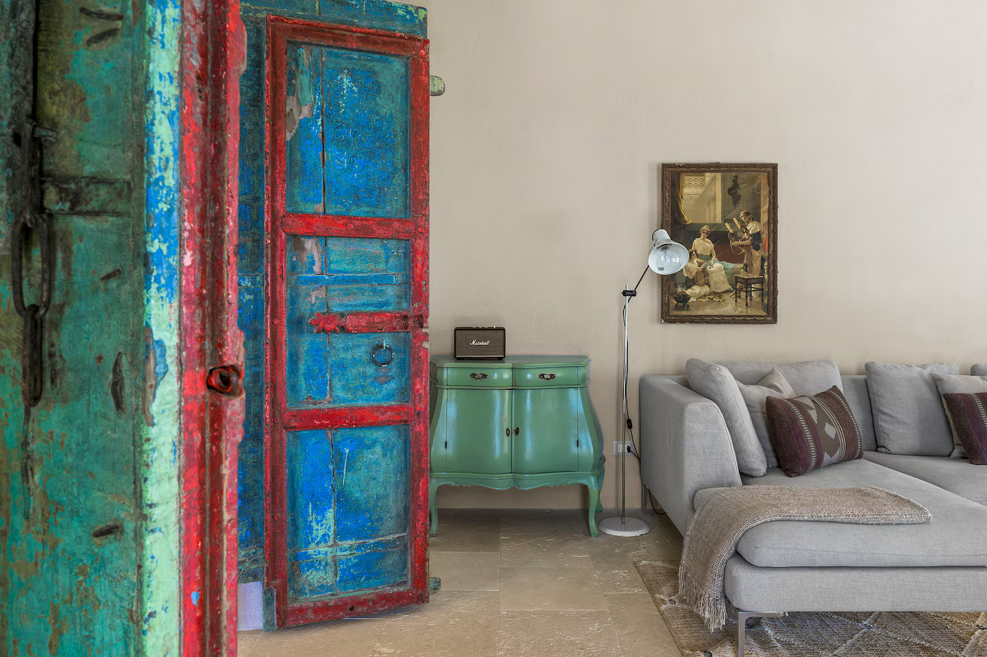 salon avec portes polychrome Le Casuzze Sicile