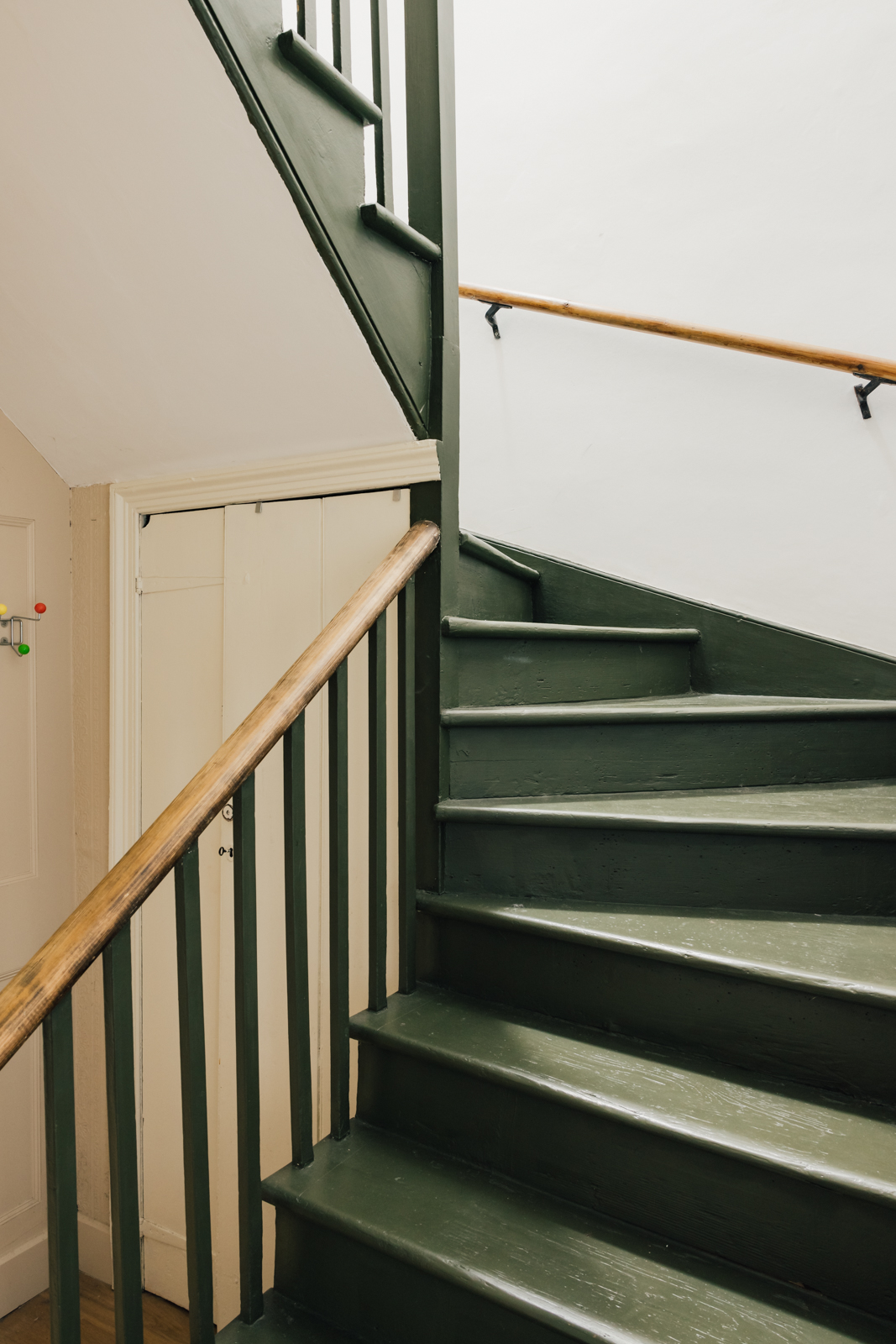escalier ancien en bois peint en vert