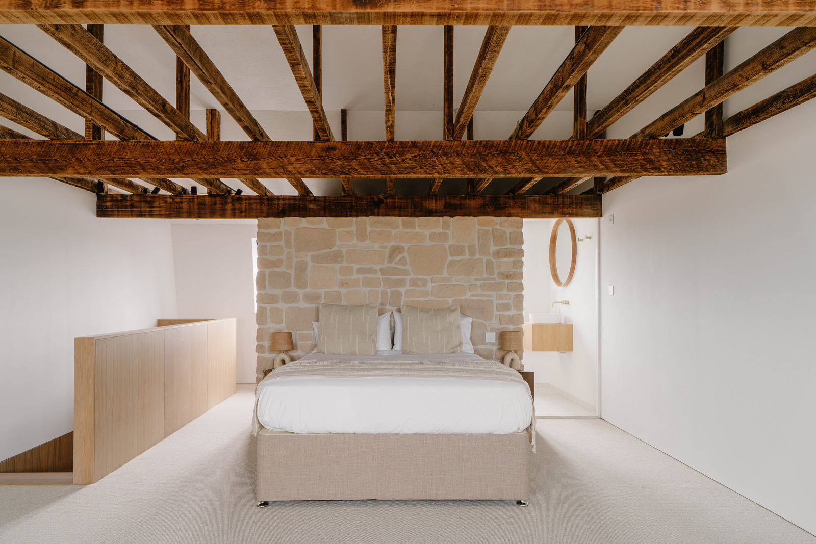 chambre avec poutres et mur de pierres décoration naturelle chambre avec poutres et mur de pierres décoration naturelle
