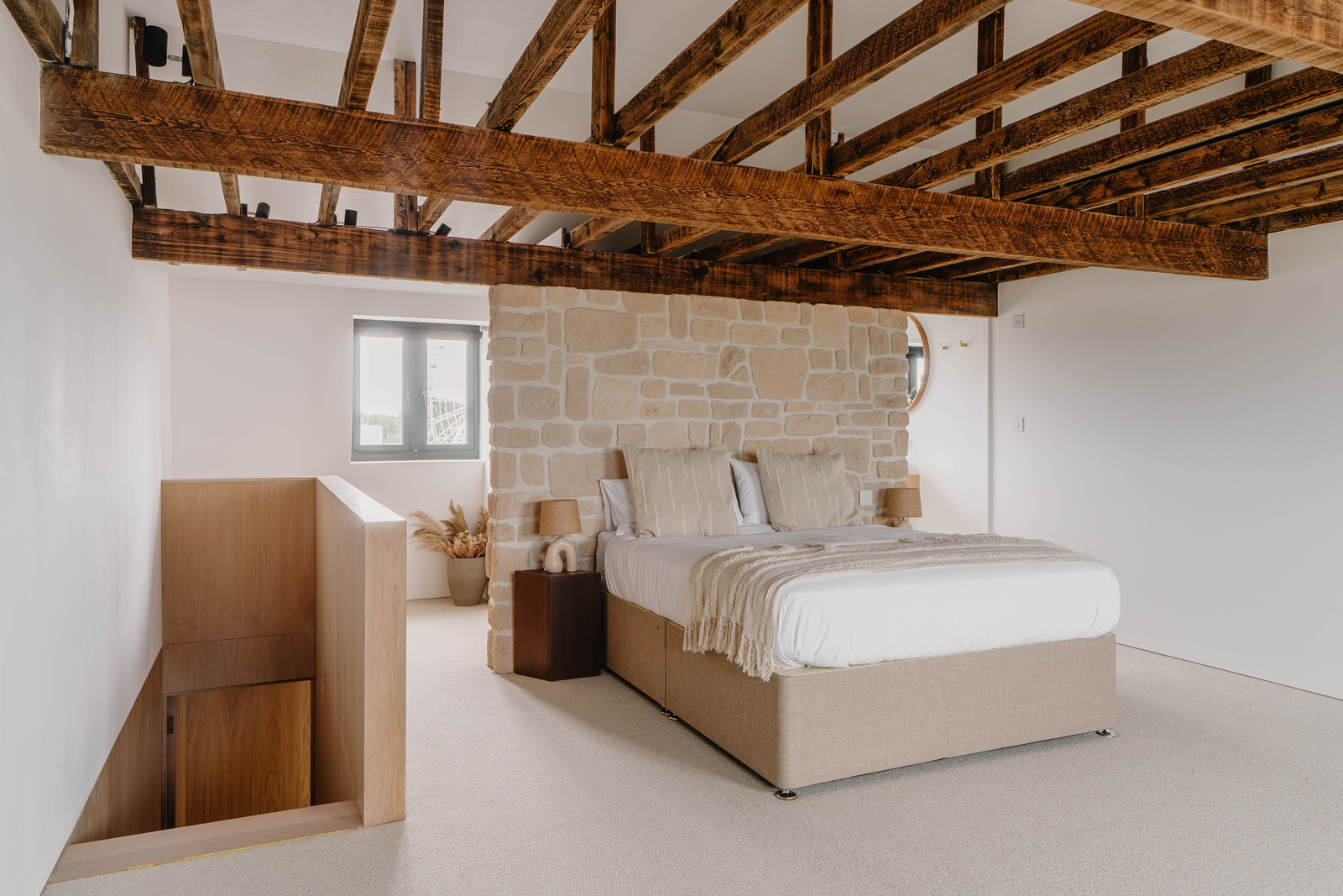 chambre avec poutres et mur de pierres décoration naturelle chambre avec poutres et mur de pierres décoration naturelle