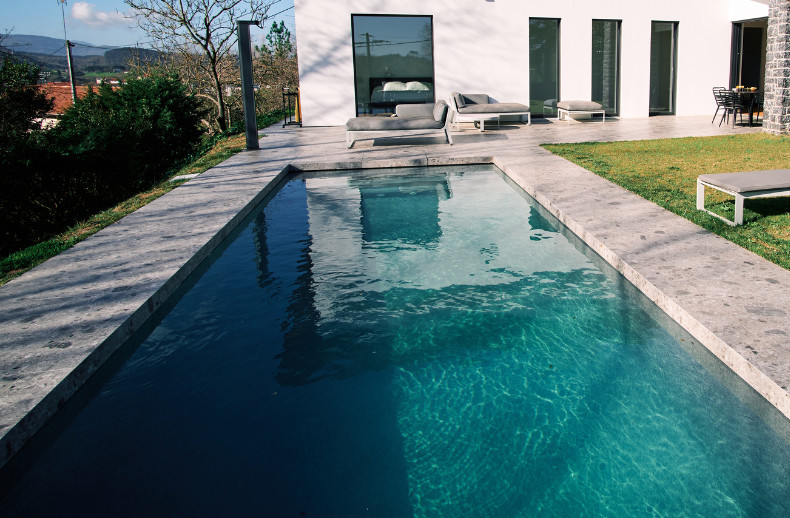 jardin avec piscine en blocs de polystyrène
