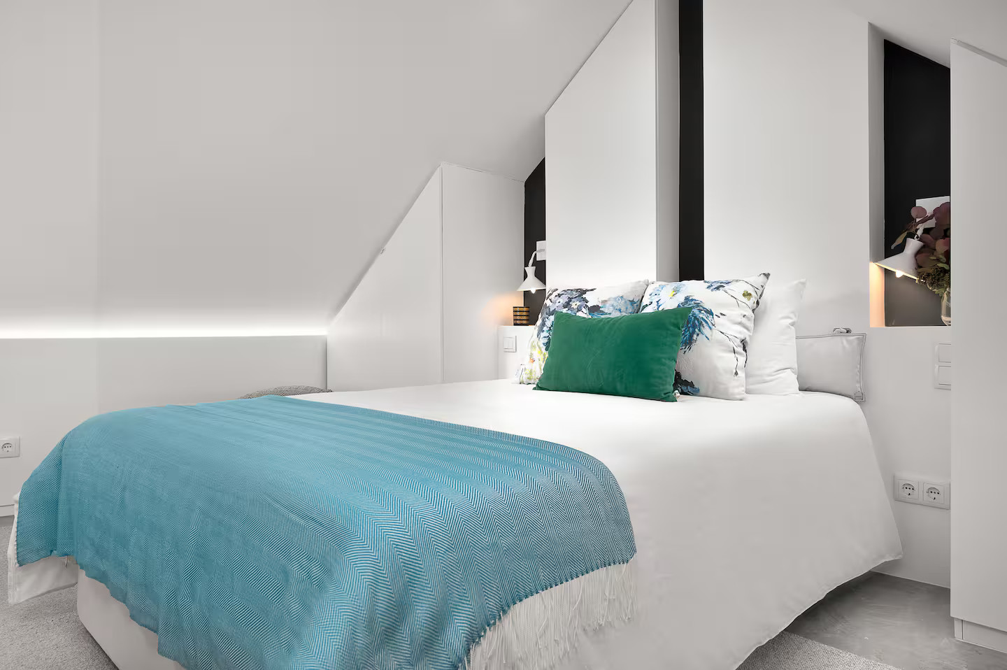 chambre mansardée avec velux appartement duplex atypique de 45m2 Jasmine Loft Porto chambre mansardée avec velux appartement duplex atypique de 45m2 Jasmine Loft Porto