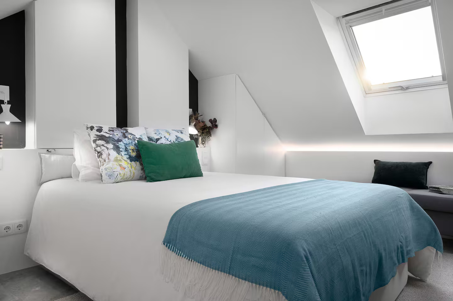 chambre mansardée avec velux appartement duplex atypique de 45m2 Jasmine Loft Porto chambre mansardée avec velux appartement duplex atypique de 45m2 Jasmine Loft Porto