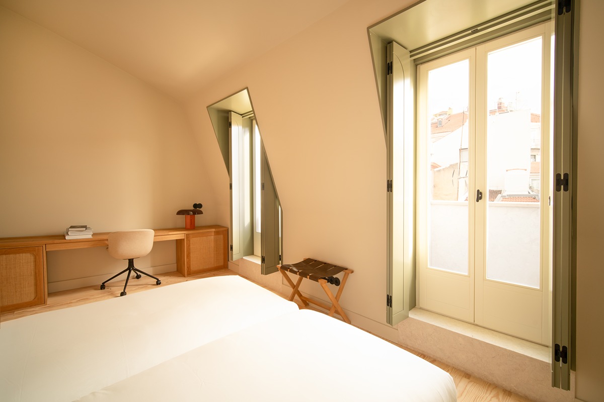 chambre avec espace bureau