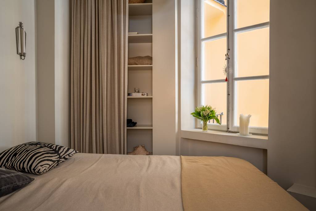 chambre petit appartement décoration beige