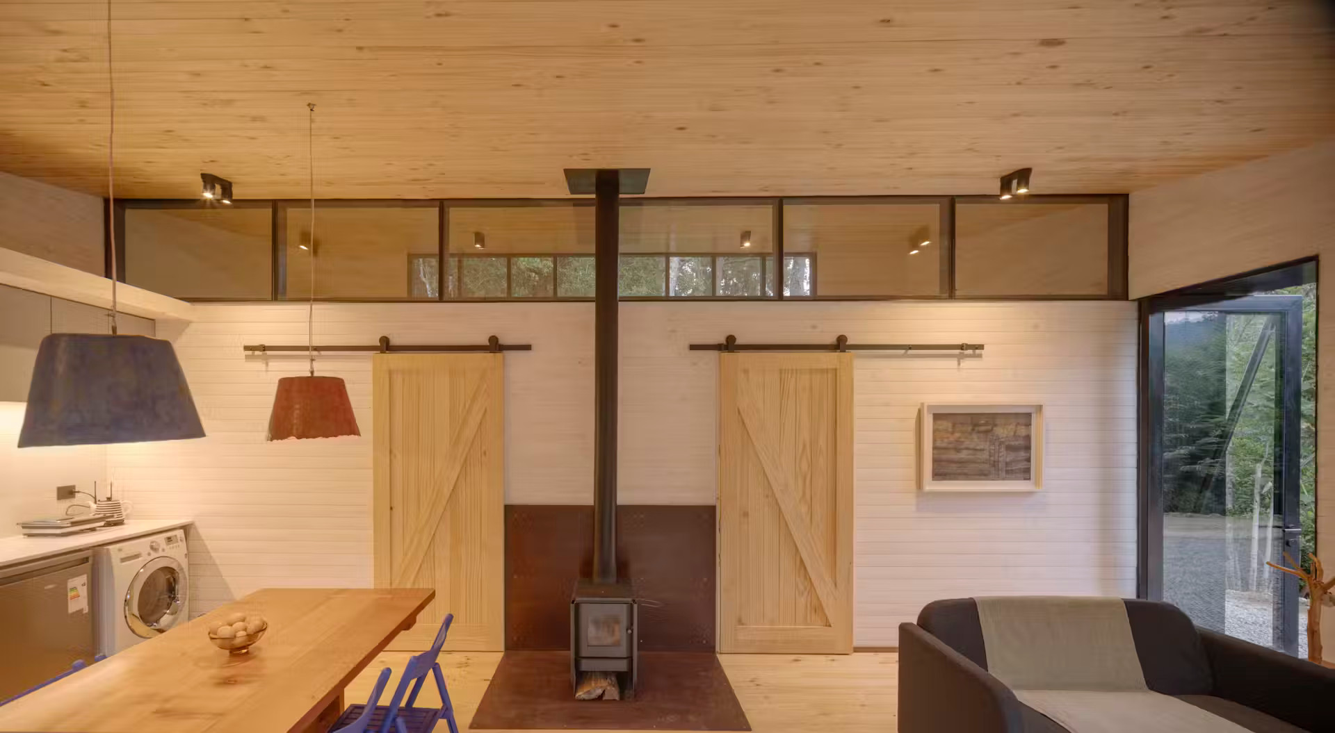 salon salle à manger et cuisine ouverte maison en bois avec poêle salon salle à manger et cuisine ouverte maison en bois avec poêle